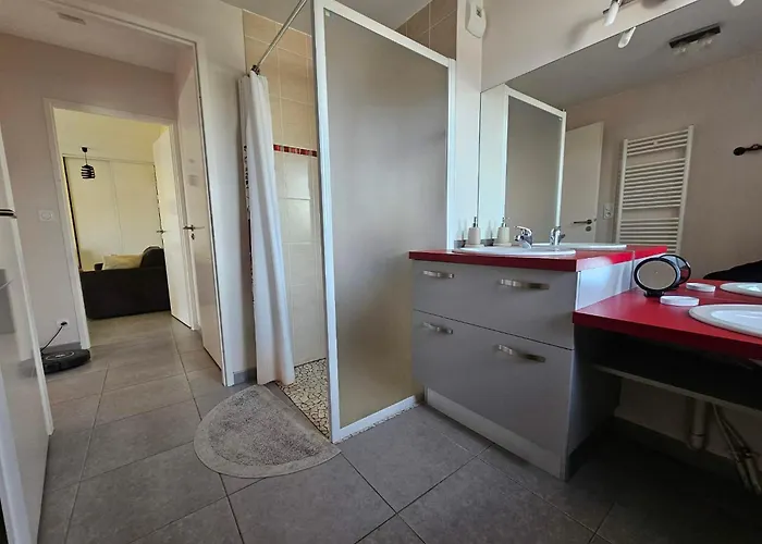 Toit Terrasse A Les Bains * أنديرنو لي بان